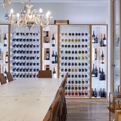 Immagine del prodotto per 'Sistema di portabottiglie Piemonte, legno di abete, laccato bianco con bordo in ontano impiallacciato marrone chiaro'