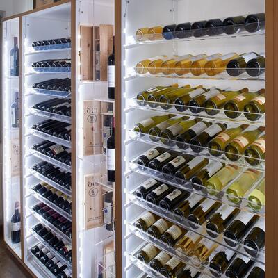Immagine del prodotto per 'Sistema di portabottiglie Piemonte, legno di abete, laccato bianco con bordo in ontano impiallacciato marrone chiaro'