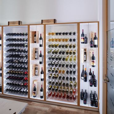Sistema di portabottiglie Piemonte, legno di abete, laccato bianco con bordo in ontano impiallacciato marrone chiaro